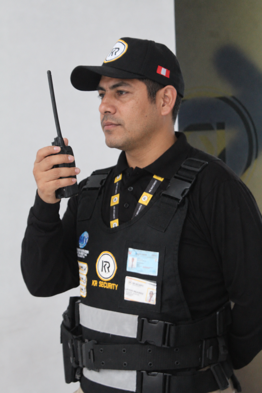 Agente de seguridad armado KR Security con uniforme de la empresa